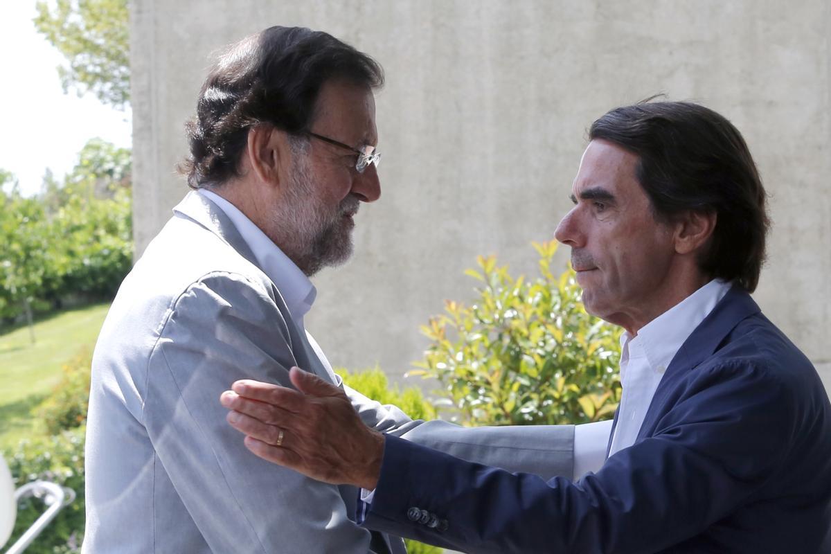 Mariano Rajoy y José María Aznar se saludan en un encuentro de Faes en 2015.