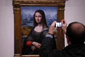Un visitante del Prado fotografía la copia de la ’Mona Lisa’ que hay en el Prado, la más antigua que se conserva.