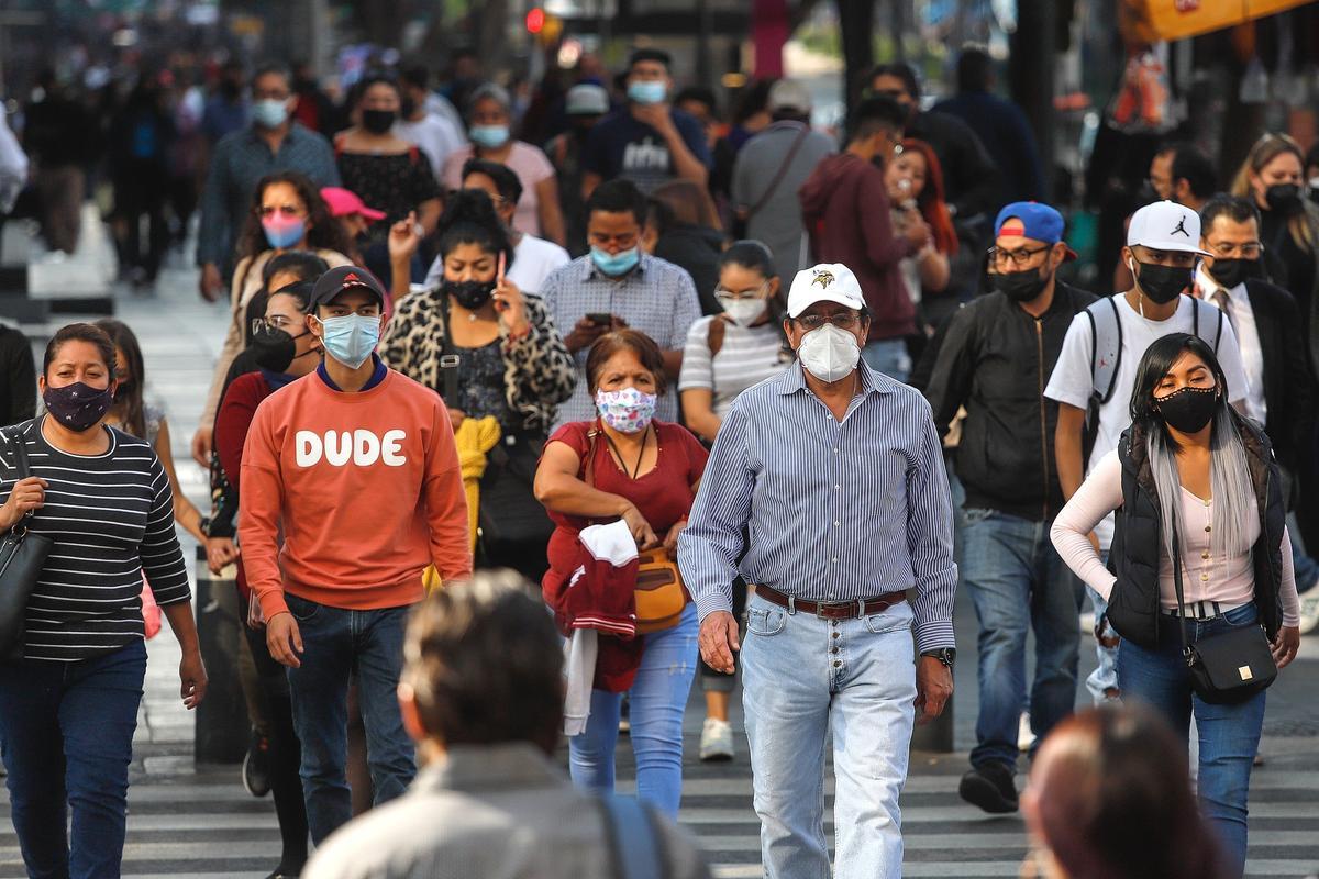 Gente pasea con mascarilla por Ciudad de México.