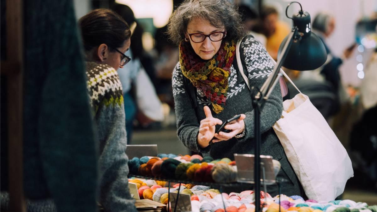 Una mujer en uno de los stands de la Love Yarn Madrid 2023. Una mujer en uno de los stands de la Love Yarn Madrid 2023.