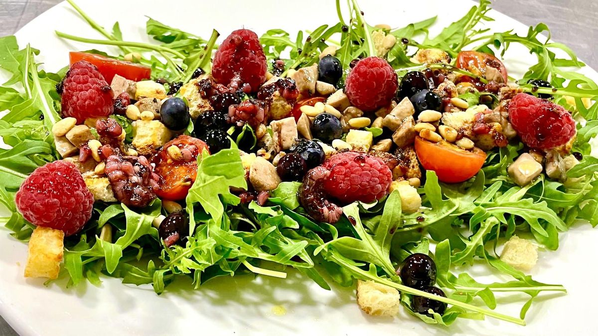 La ensalada con frutos rojos de The Beach Club by Ushuaïa Ibiza. La ensalada con frutos rojos de The Beach Club by Ushuaïa Ibiza.