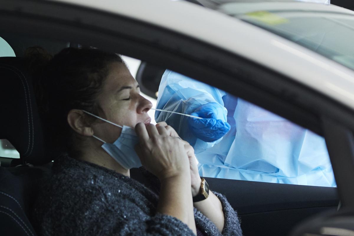 Una mujer se realiza una PCR en el autocovid del Hospital de Emergencias de Sevilla.