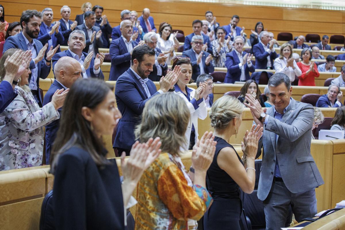 El presidente del Gobierno, Pedro Sánchez, es aplaudido en su segundo ’cara a cara’ en el Senado, a 18 de octubre de 2022, en Madrid (España). 