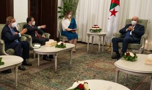 El ministro Albares dialoga con su homólogo argelino, Ramtane Lamamra, en su visita a Argel en octubre de 2021.