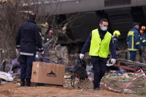 Al menos 38 muertos en Grecia al chocar un tren de pasajeros y un mercancías