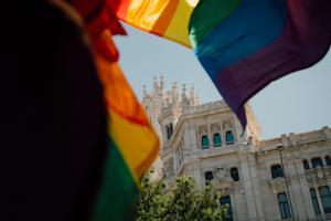 Banderas del Orgullo ondean en un quiosco de la plaza de Cibeles, frente al Ayuntamiento de Madrid.