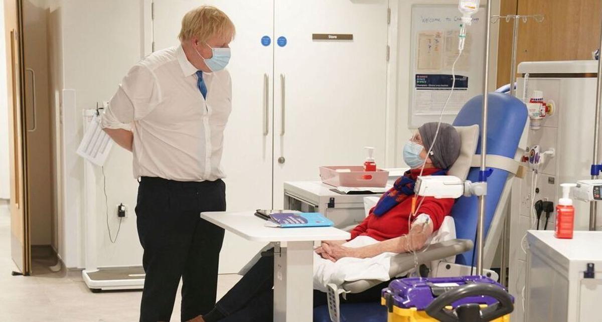 Boris Johnson visita un centro oncológico en Inglaterra.