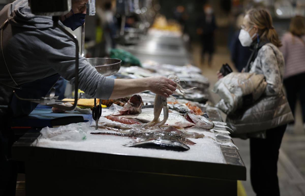  Un pescadero atiende su puesto en el mercado de la Plaza de Lugo, en A Coruña, este miércoles.