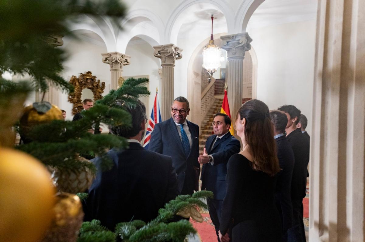 Los ministros de Exteriores de Reino Unido y España, James Cleverly y José Manuel Albares, en Madrid, este 14 de diciembre de 2022