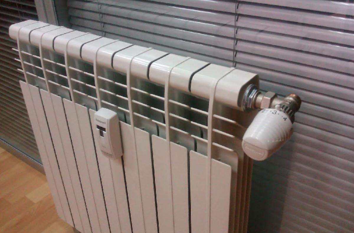 Un radiador de calefacción del hogar por gas natural. 
