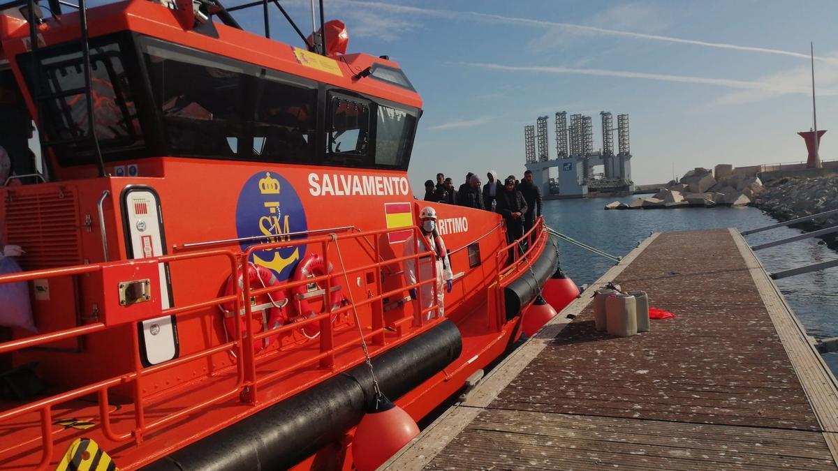 Salvamento Marítimo rescata a 16 inmigrantes en una patera en Alicante.
