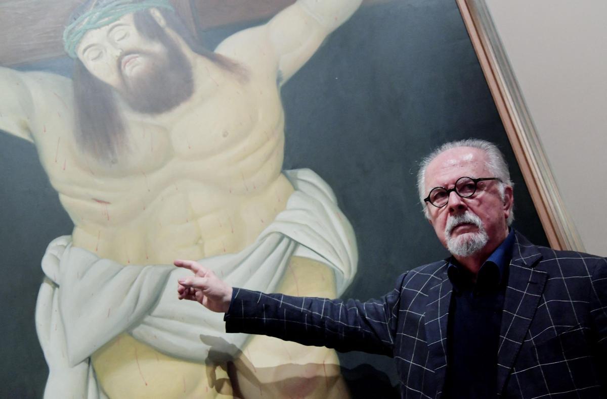 Fernando Botero, mostrando una de sus obras en Roma. 