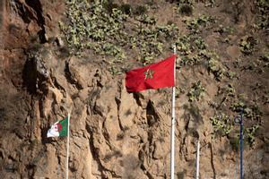 Las banderas de Argelia y Marruecos ondean en la frontera entre ambos países