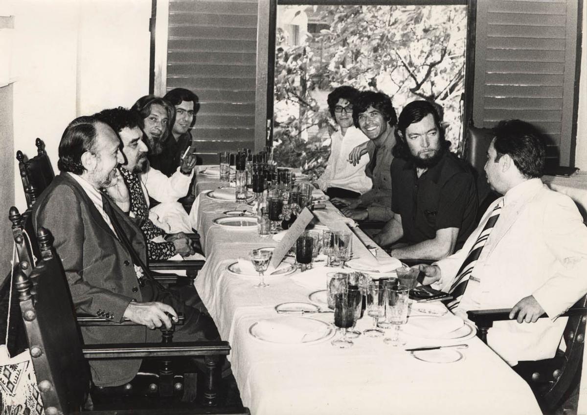 Julio Cortázar, Mario Vargas Llosa y Gabriel García Márquez, en una cena con más amigos en 1970
