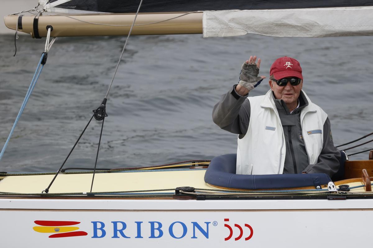 El rey Juan Carlos participa en el último día de regatas en Sanxenxo.