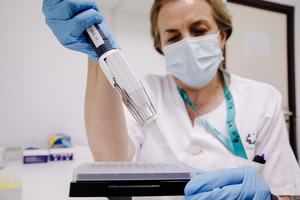 Una enfermera prepara una muestra para hacer una prueba de la viruela del mono. Una enfermera prepara una muestra para hacer una prueba de la viruela del mono.