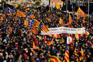 Manifestación convocada por el independentismo, en una movilización unitaria frente al Museo Nacional de Arte de Cataluña contra la cumbre hispanofrancesa este jueves en Barcelona. EFE/ Alejandro García