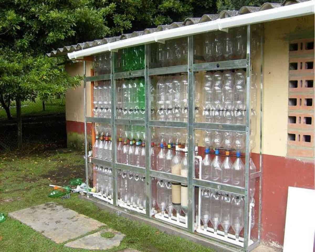 Cómo hacer un 'muro-cisterna' para recoger agua de lluvia con botellas de plástico