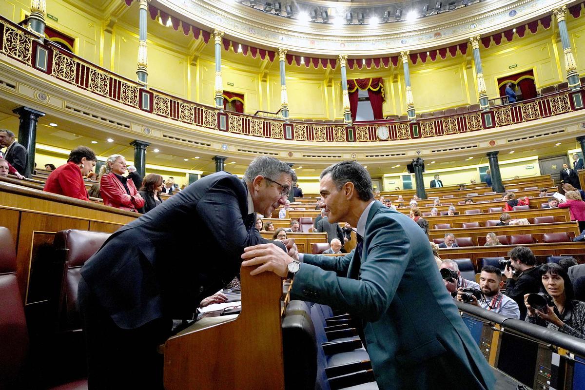 El presidente del Gobierno, Pedro Sánchez, conversa en el hemiciclo, con el portavoz del grupo socialista, Patxi López. 