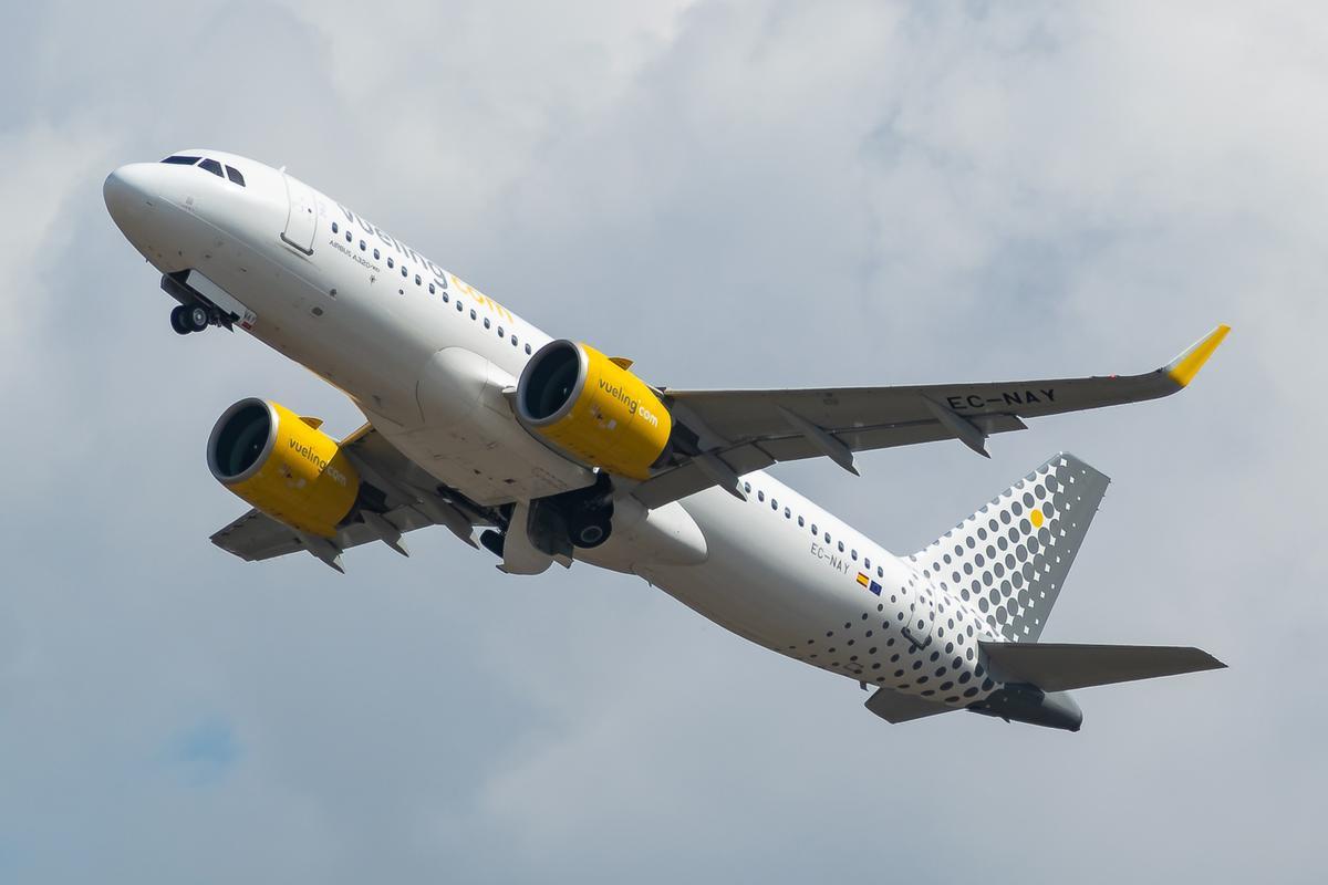 Vueling cancela este domingo 64 vuelos por la huelga de los tripulantes de cabina