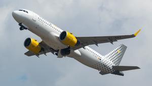 Vueling cancela este domingo 64 vuelos por la huelga de los tripulantes de cabina