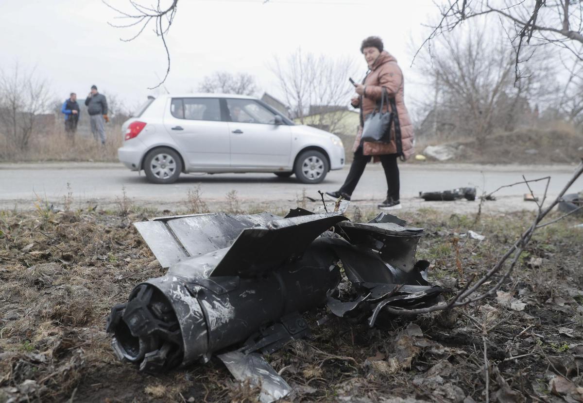 El ejército ucraniano derriba un avión ruso que cae en una zona residencial de Kiev