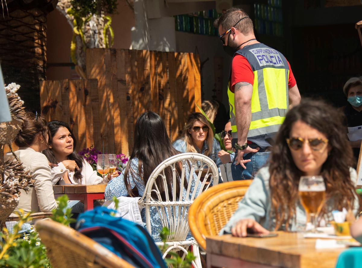 Inspección de bares y restaurantes en la zona de la playa de Palma y el Arenal.