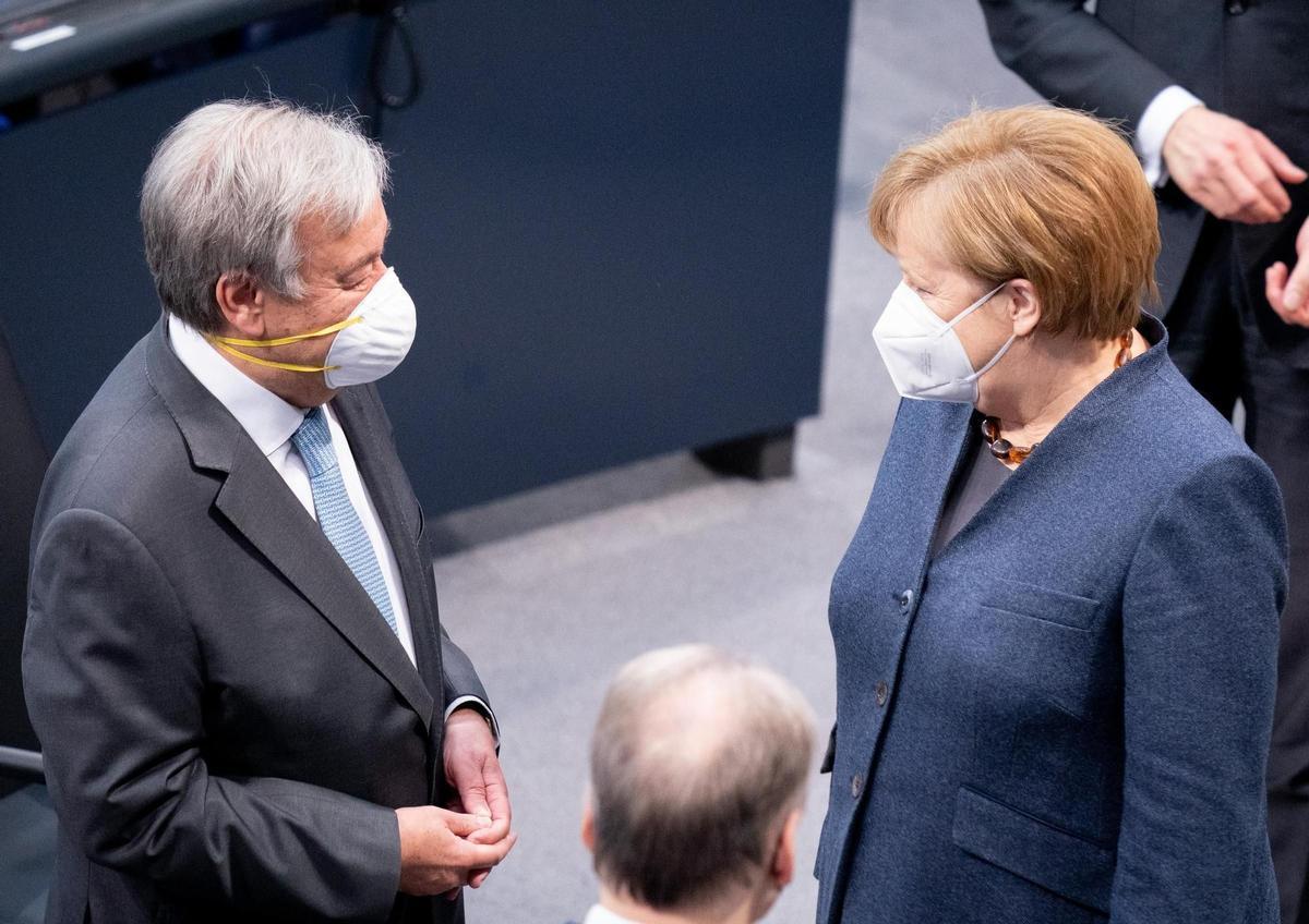 Archivo - El secretario general de la ONU, António Guterres, habla en 2020 en Berlín con la entonces canciller de Alemania, Angela Merkel