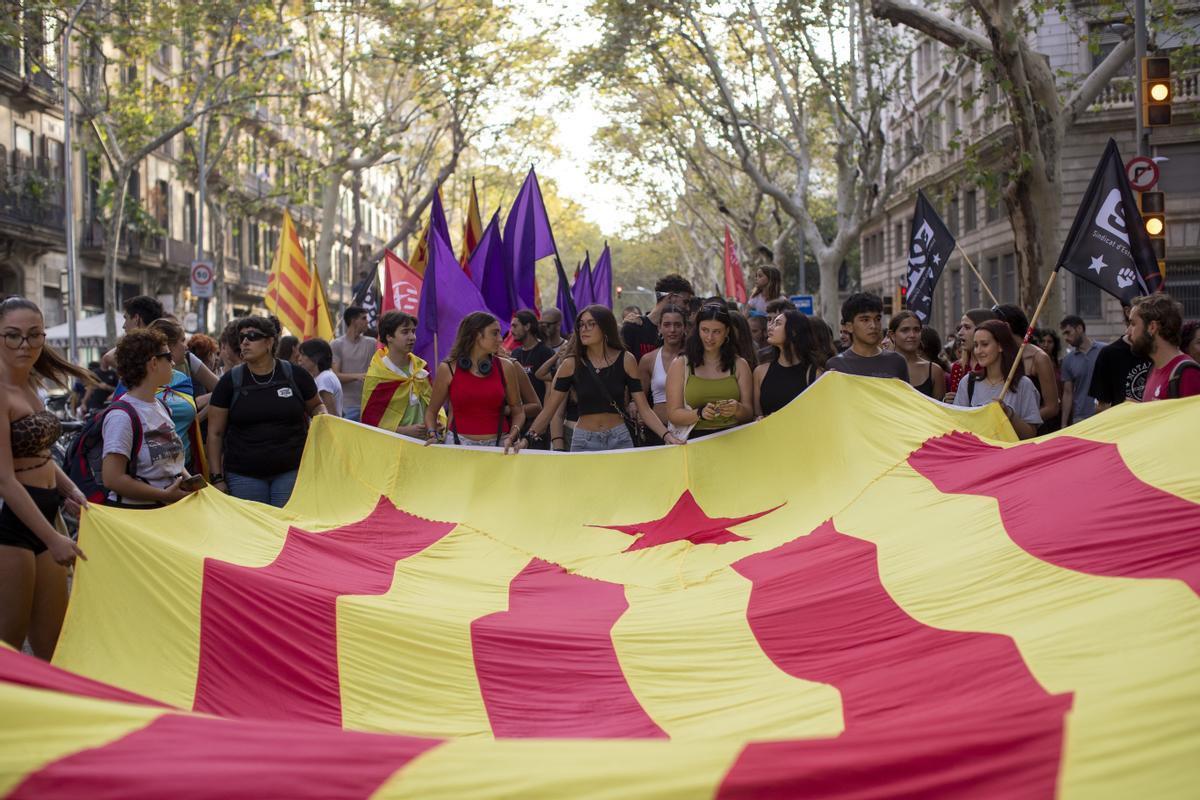 Cientos de personas participan en la manifestación de la izquierda independentista en Barcelona con motivo de la Diada del 11 de septiembre.