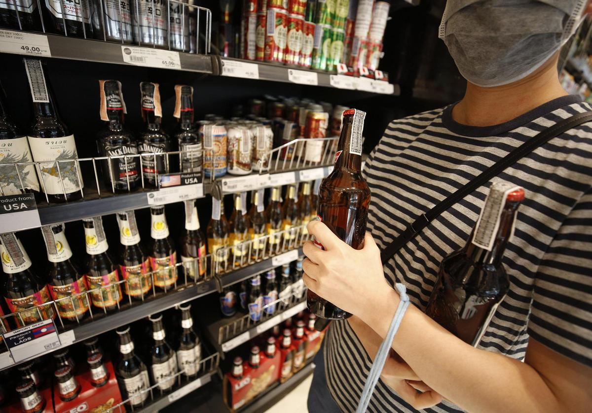 Imagen de archivo de varias bebidas alcohólicas en un supermercado.