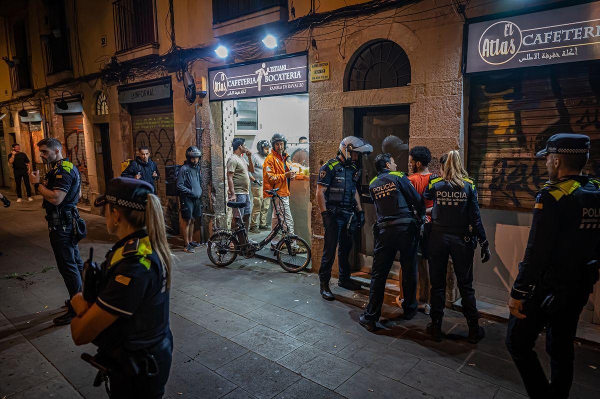 Un momento del patrullaje de madrugada de la Guardia Urbana de Barcelona.