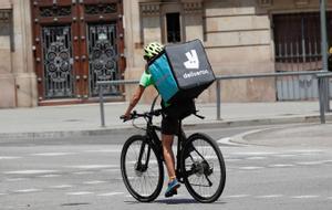 Un repartidor de Deliveroo circula en bicicleta