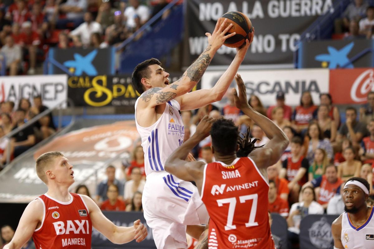 El pívot español del BAXI Manresa Yankuba Sima (2d) defiende la entrada de Gabi Deck (2i), alero argentino del Real Madrid, durante el partido de cuartos de final de la Liga Endesa, este sábado en Manresa.- EFE / Susanna Sáez El pívot español del BAXI Manresa Yankuba Sima (2d) defiende la entrada de Gabi Deck (2i), alero argentino del Real Madrid, durante el partido de cuartos de final de la Liga Endesa, este sábado en Manresa.- EFE / Susanna Sáez
