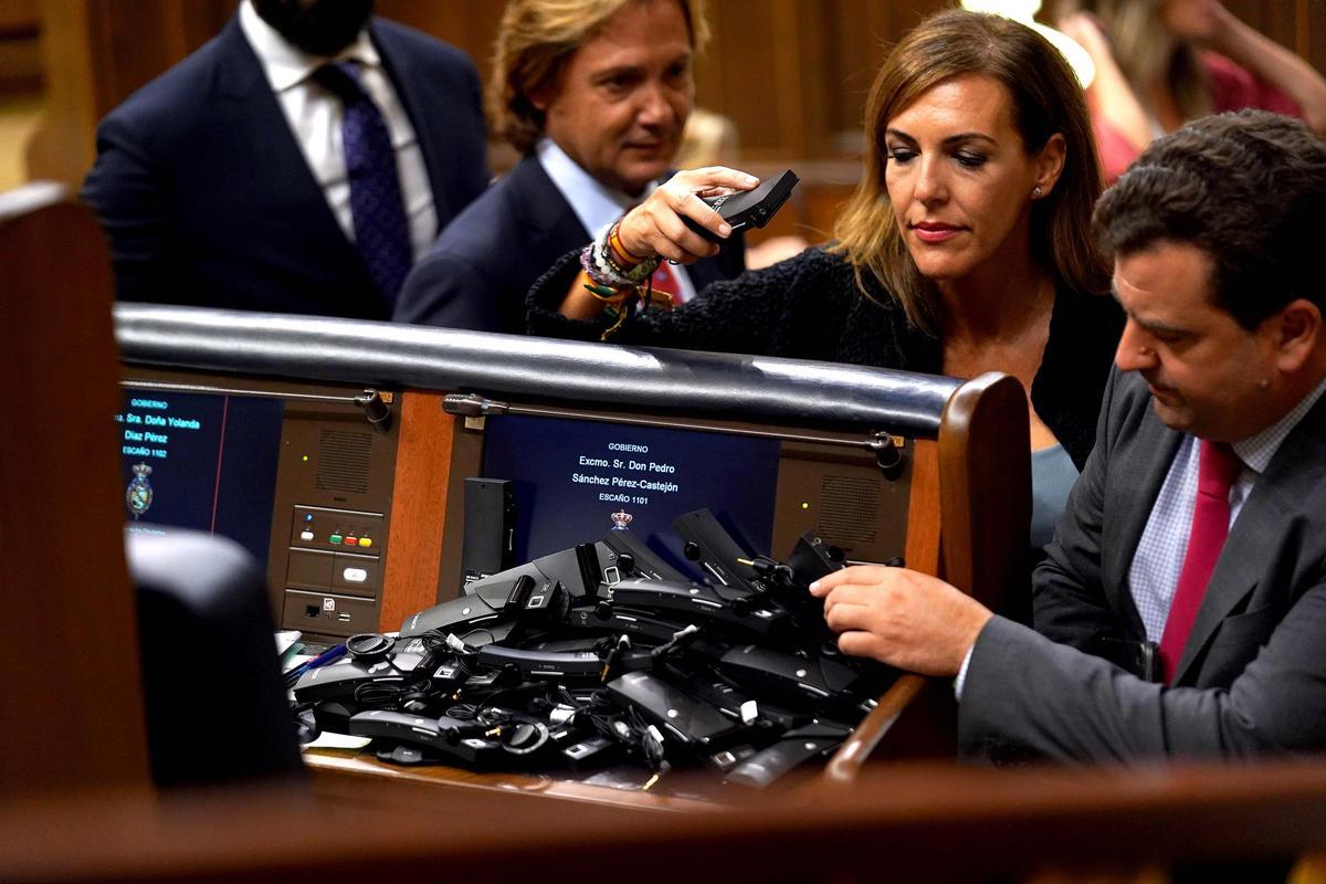 Vox abandona el Congreso de los Diputados y deja los pinganillos en el escaño de Sánchez