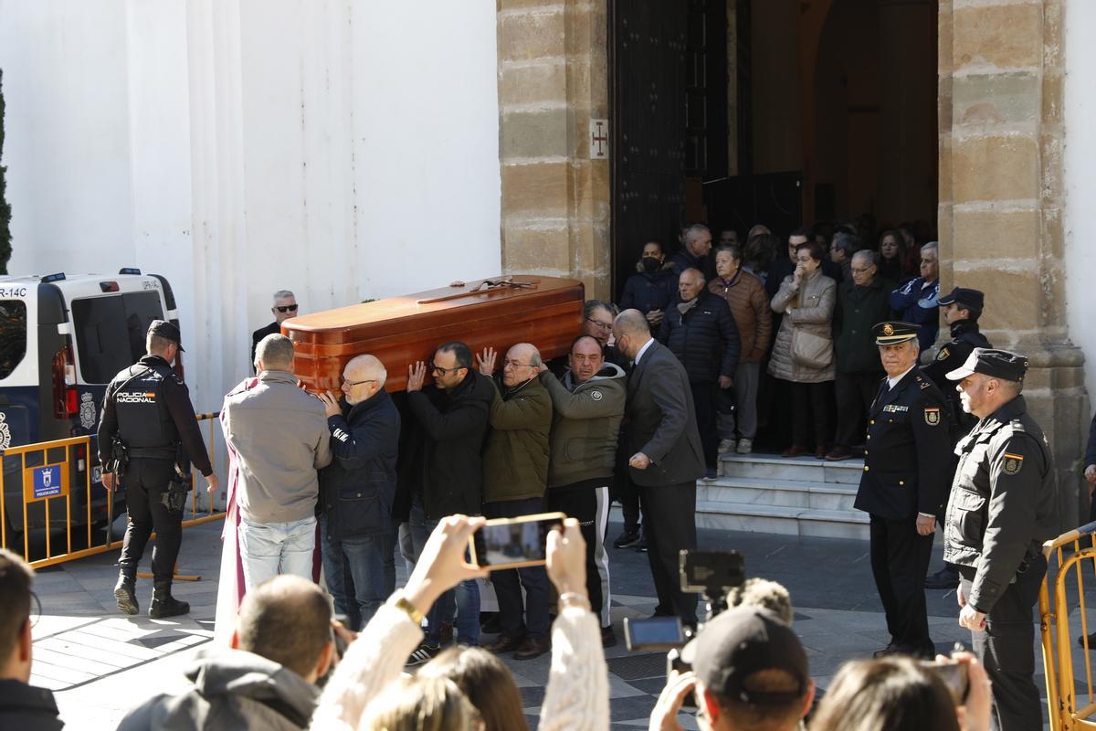 El féretro del sacristán asesinado en Algeciras es trasladado al cementerio desde la Iglesia de La Palma donde su familia recibió cientos de muestra de condolencias.