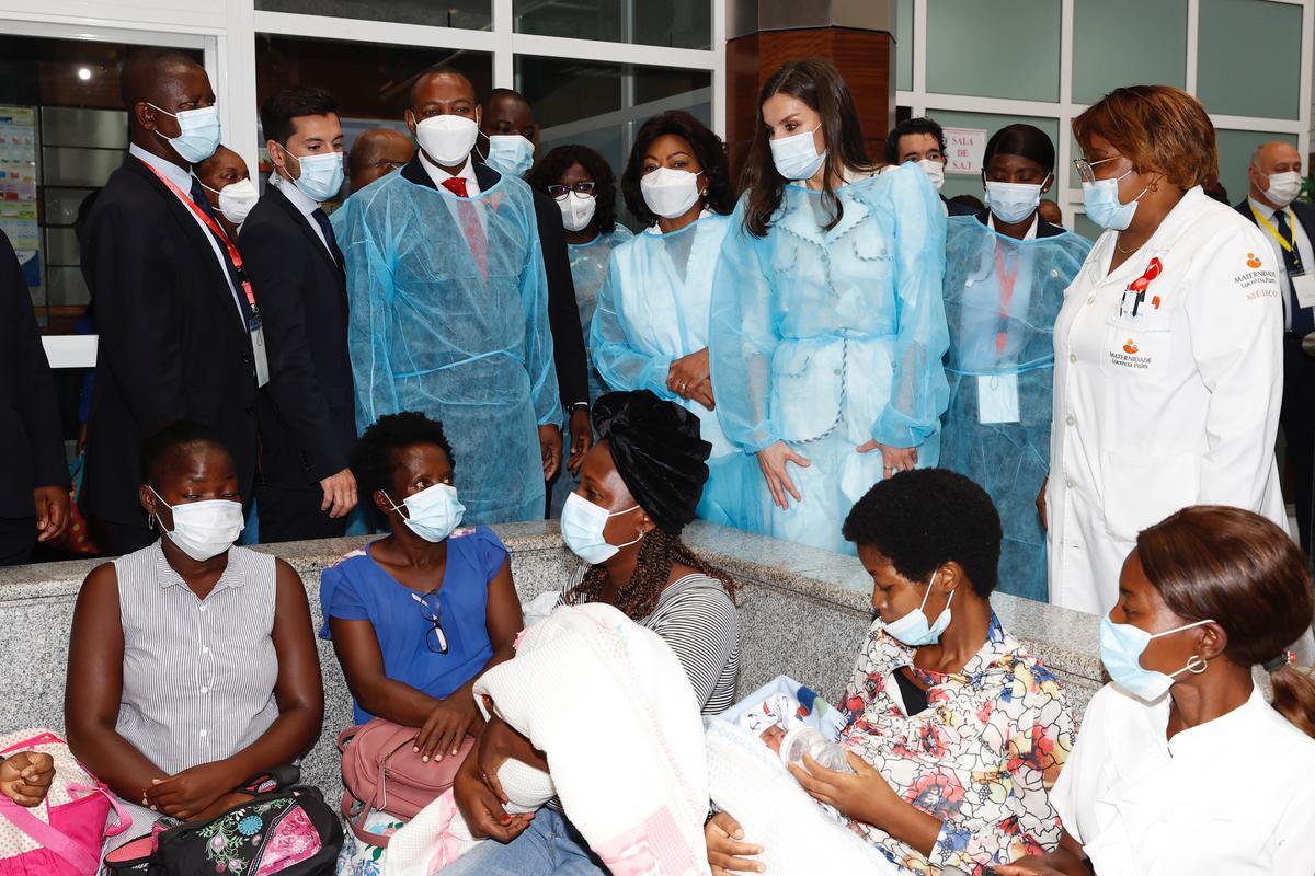 La reina visita una maternidad en Luanda (Angola) acompañada de la primera dama del país