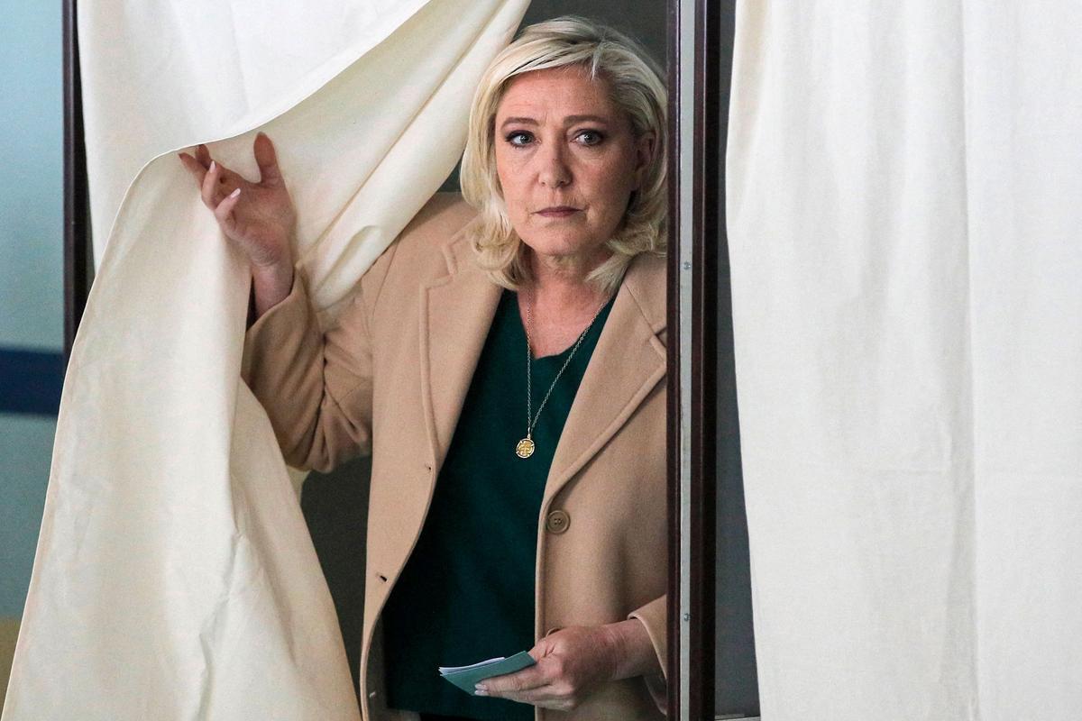 La candidata de ultraderecha a la presidencia de Francia, Marine Le Pen, sale de la cabina en la que ha votado este domingo en la primera vuelta de la elección presidencial en Francia.