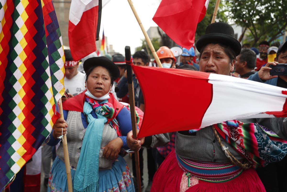 Manifestantes participan en una marcha bloqueada por policías y que se dirigía al Congreso al margen de la llamada toma de Lima, en Lima (Perú).