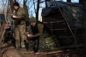 Service members with the Ukrainian Armys 10th Mountain Assault Brigade eat lunch, as Russias attack on Ukraine continues, next to their bunker shelter near the frontlines in the Bakhmut region of Ukraine