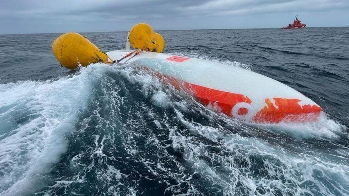 Así fue rescatado el tripulante del velero volcado en Malpica. Así fue rescatado el tripulante del velero volcado en Malpica.