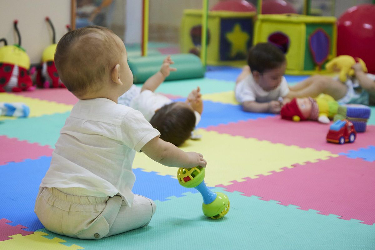 Un bebé, jugando en una guardería. Joaquín Corchero Un bebé, jugando en una guardería. Joaquín Corchero
