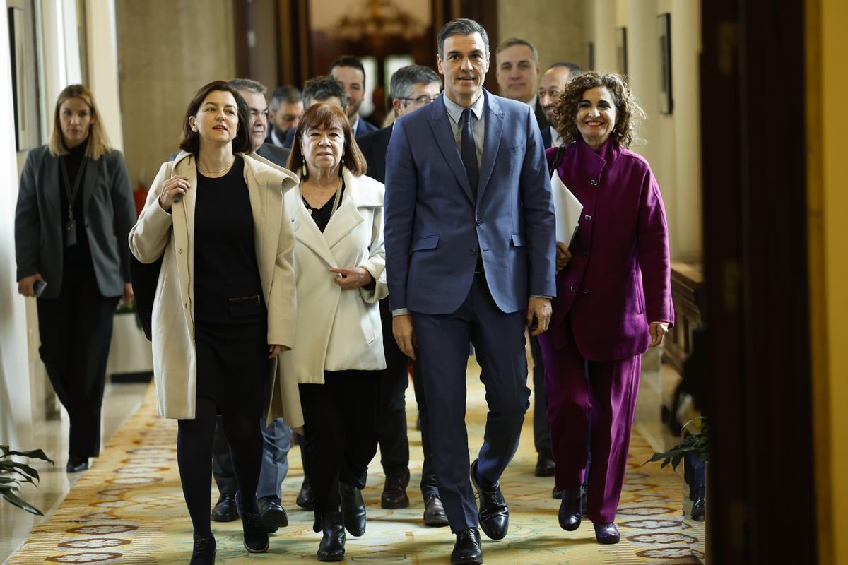 Sánchez llega al Congreso acompañado de distintos ministros y dirigentes del PSOE, este martes.