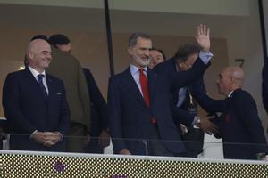 El rey Felipe VI saluda al llegar al estadio para ver el España-Costa Rica.