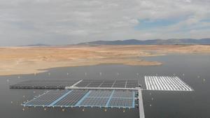 Una planta fotovoltaica solar flotante de Acciona en Extremadura. 