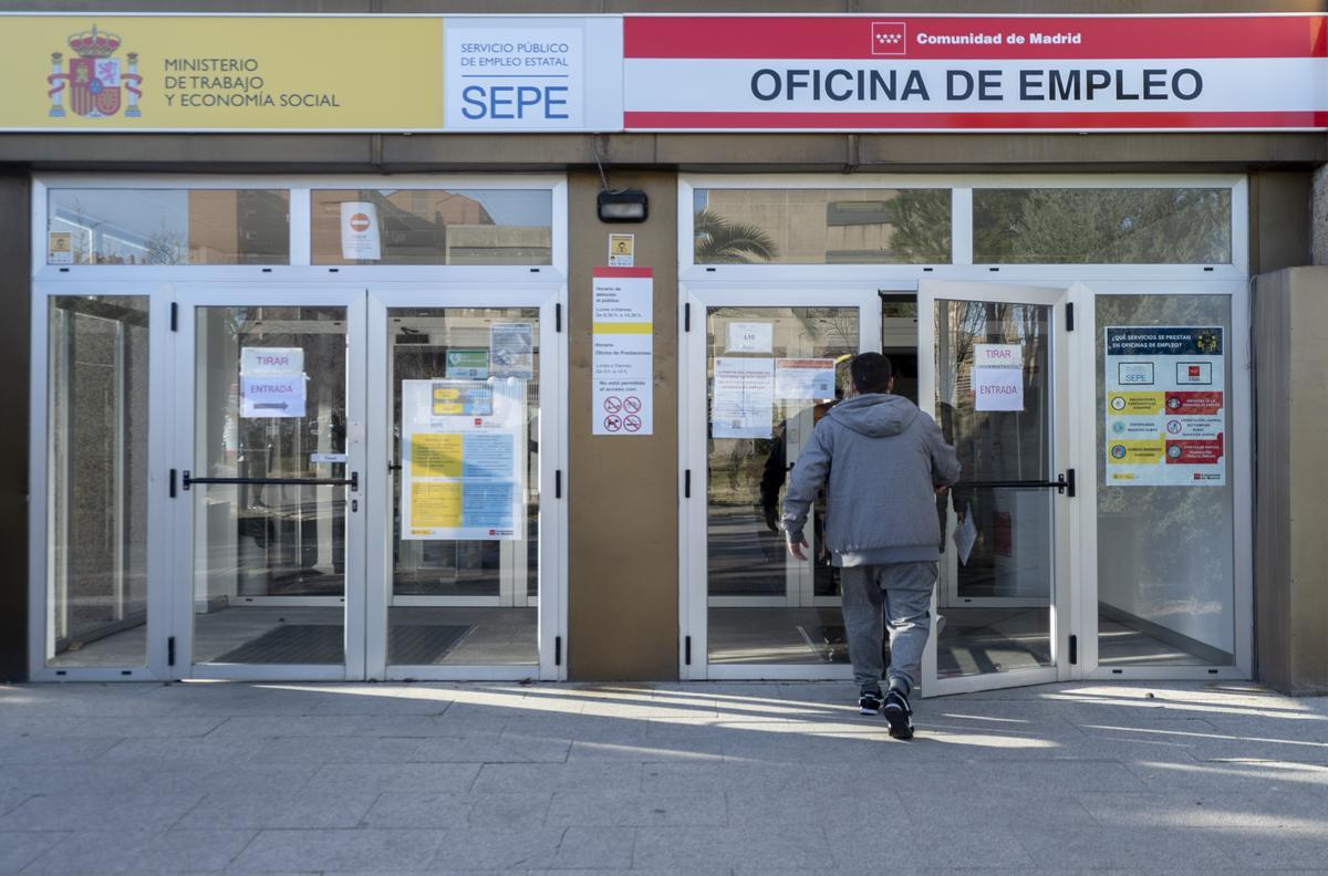 Un hombre entra en una oficina de empleo de Moratalaz (Madrid)