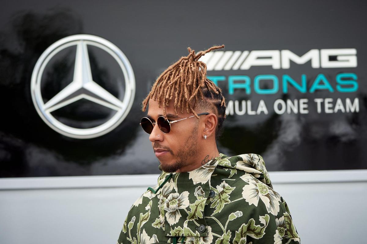Montreal (Canada), 16/06/2022.- British Formula One driver Lewis Hamilton of Mercedes-AMG Petronas arrives to the track for the Canada Formula One Grand Prix at the Gilles Villeneuve circuit in Montreal, Canada, 16 June 2022. The Formula One Grand Prix of Montreal will take place on 19 June 2022. (Fórmula Uno) EFE/EPA/ANDRE PICHETTE