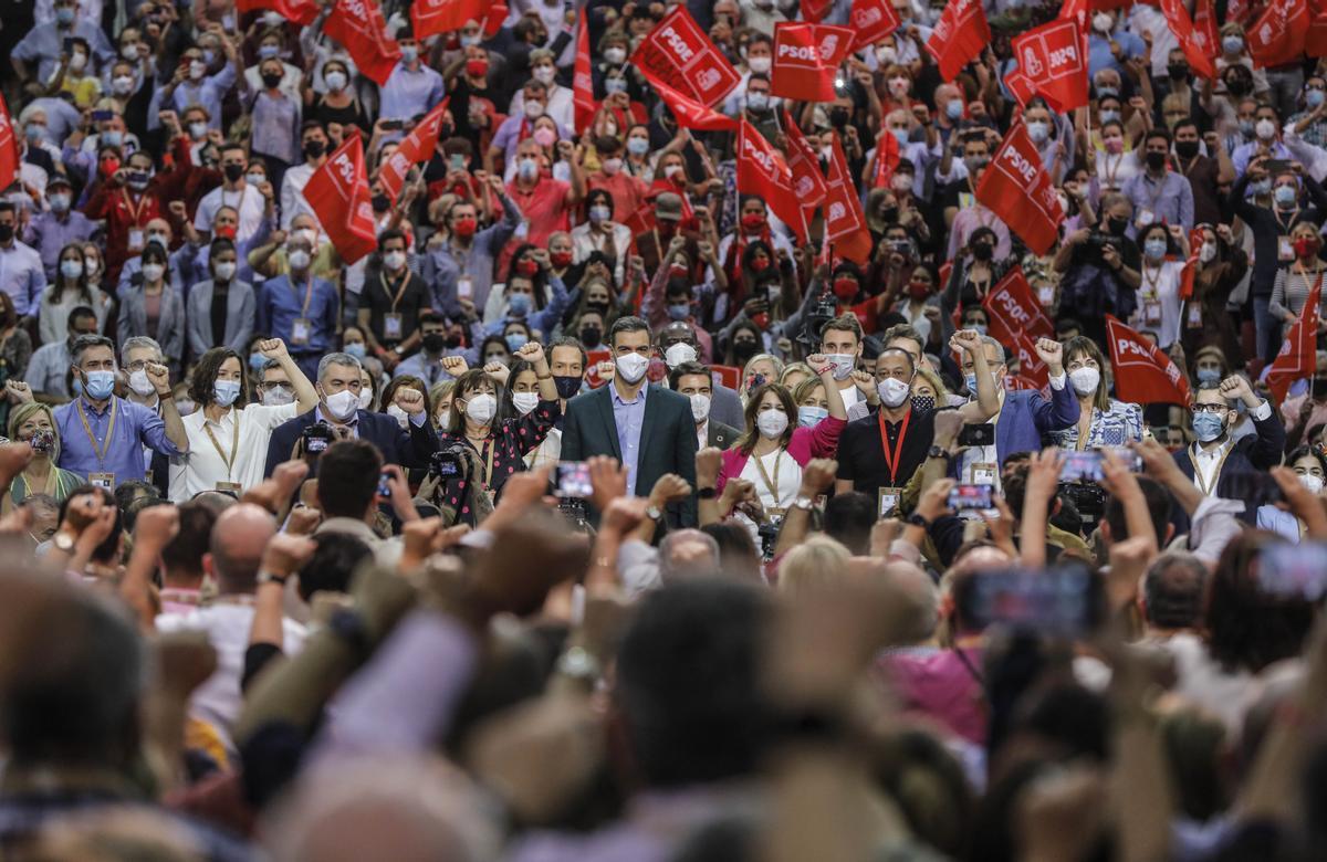 Pedro Sánchez rodeado de la nueva Comisión Ejecutiva del PSOE en la clausura del Congreso del partido. Pedro Sánchez rodeado de la nueva Comisión Ejecutiva del PSOE en la clausura del Congreso del partido.
