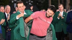 Jon Rahm con la chaqueta verde tras ganas el Master de Augusta