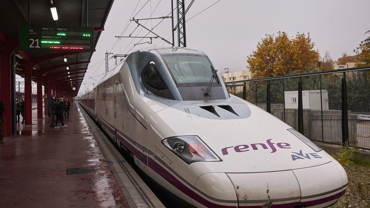 El AVE inaugural de la línea de Alta Velocidad a Ourense, estacionado en la estación de Chamartín.