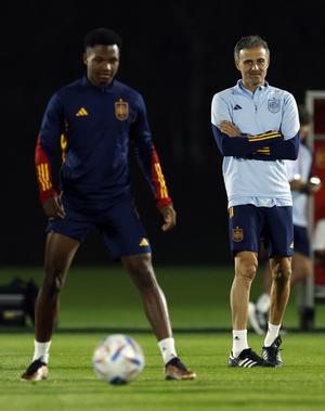 Luis Enrique observa a Ansu Fati en un entrenamiento.